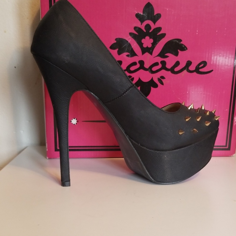 Black spiked pumps